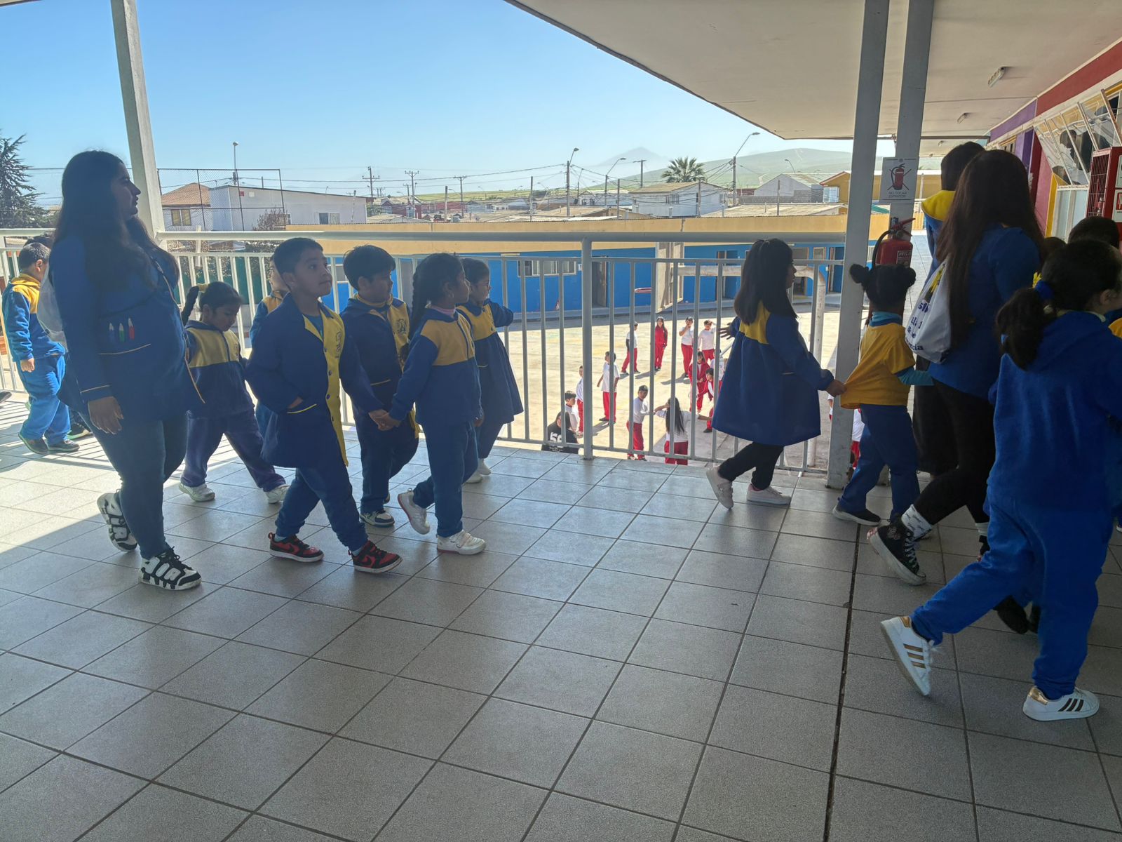 Estudiantes de jardín infantil en los espacios comunes del colegio