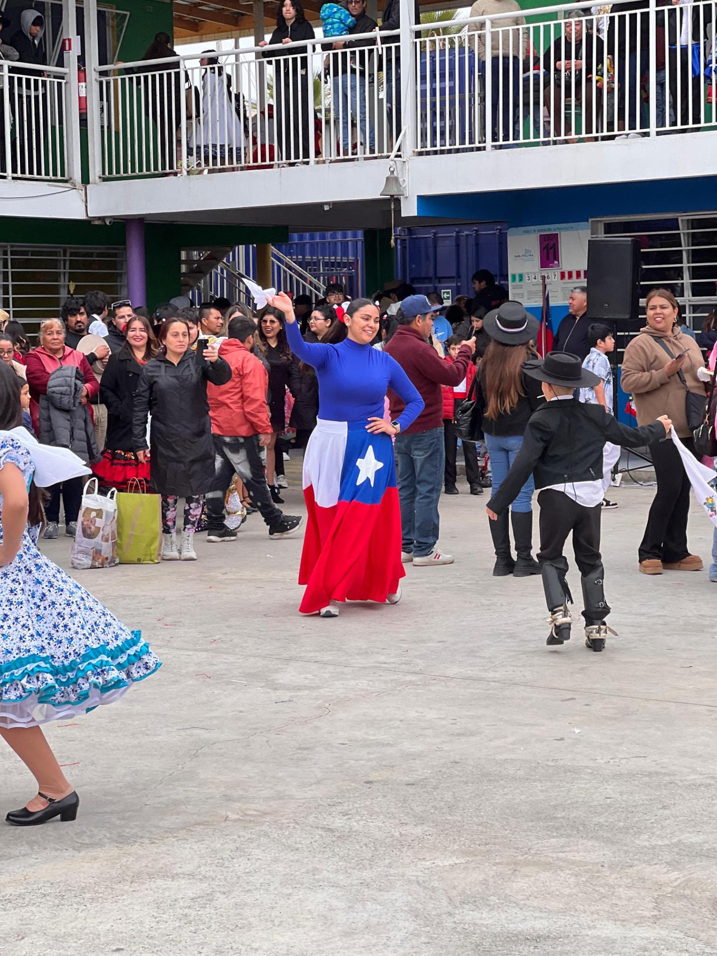 Baile de cueca junto a la comunidad escolar en el Colegio Rukalaf