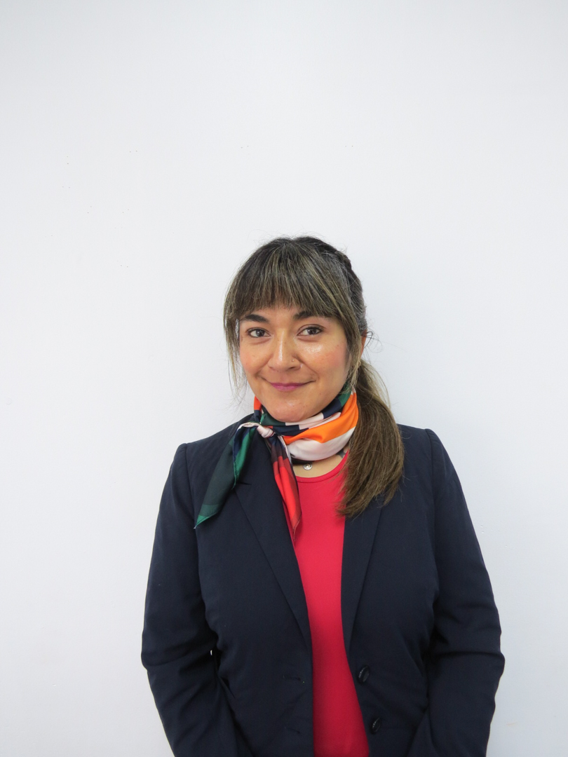 Retrato de Srta. Verónica Coroceo, Encargada de Asuntos Estudiantiles y Matrícula del Colegio Rukalaf en La Serena
