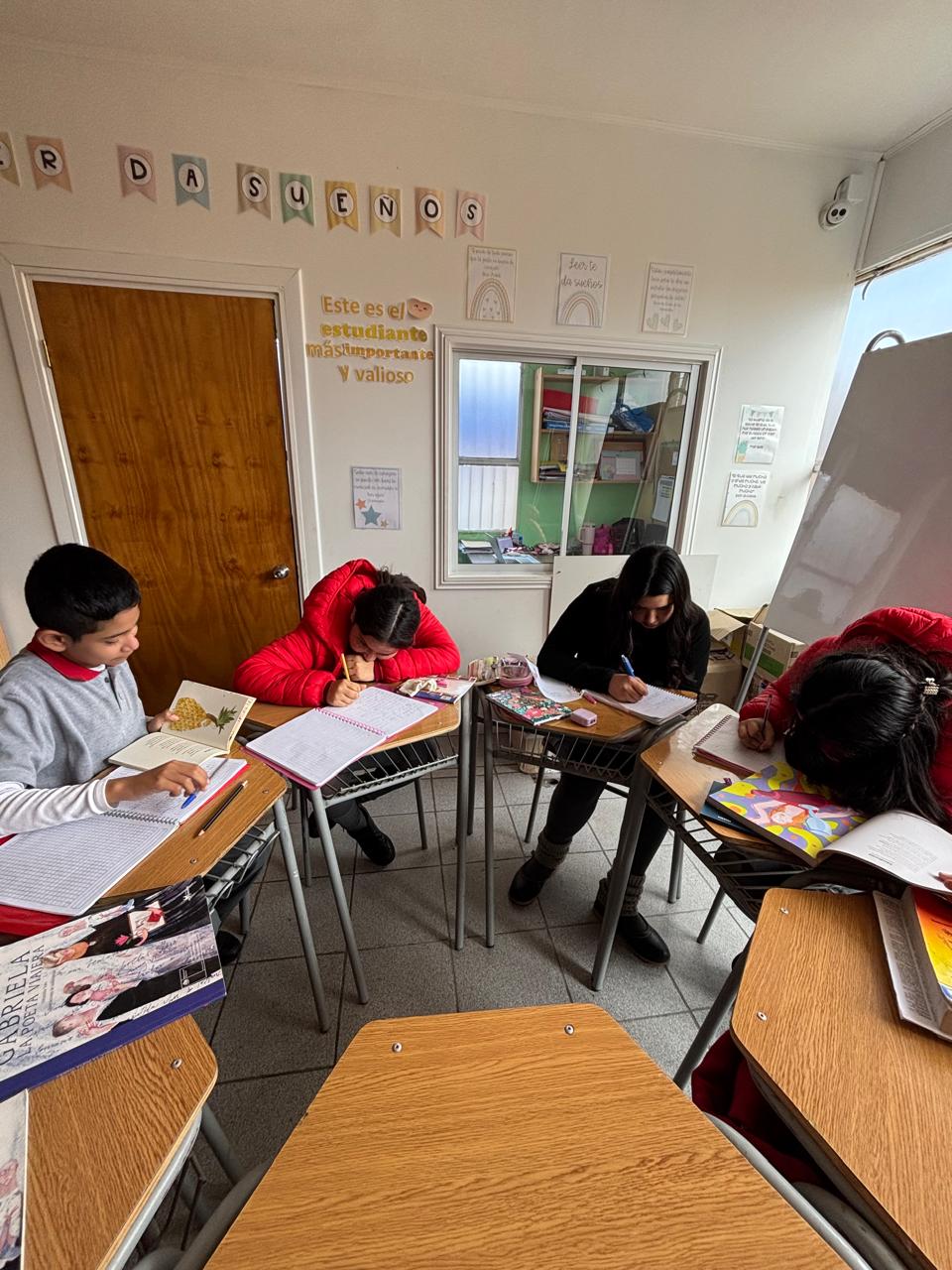 Estudiantes trabajando en aula de apoyo del Colegio Rukalaf
