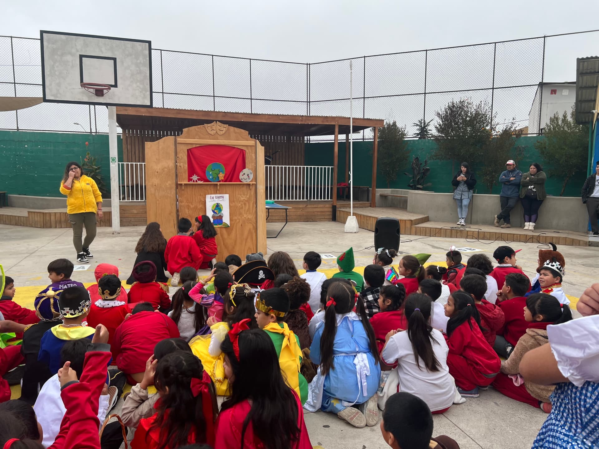 Presentación de teatro escolar en el Colegio Rukalaf
