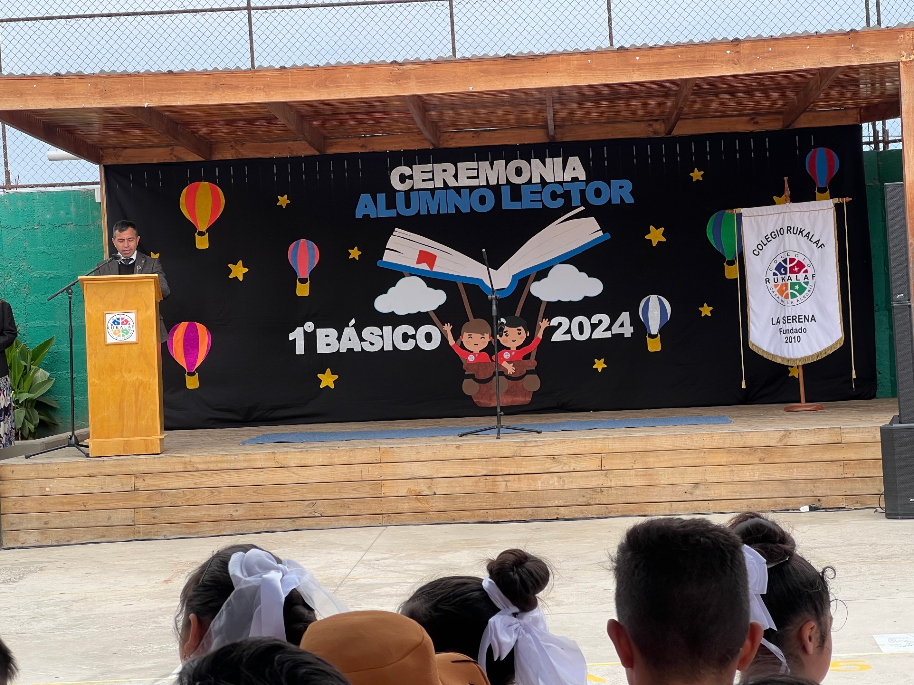 Escenario de la Ceremonia Alumno Lector de 1° básico del Colegio Rukalaf