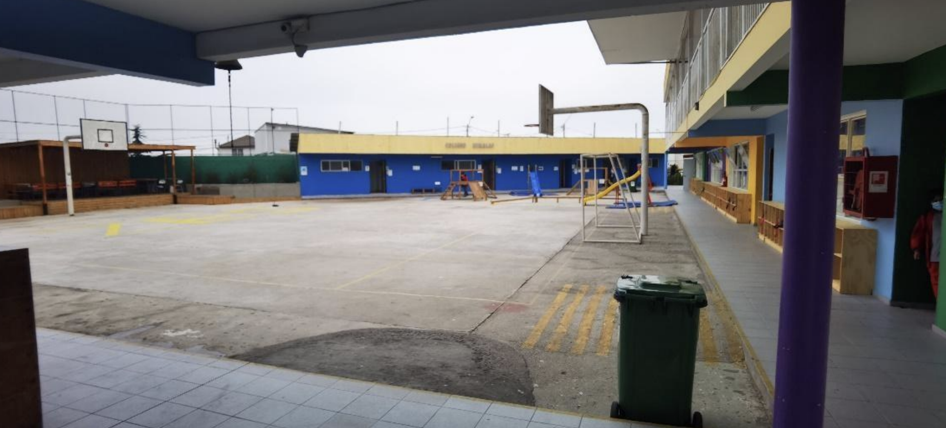 Patio y multicancha del Colegio Rukalaf en Las Compañías, La Serena