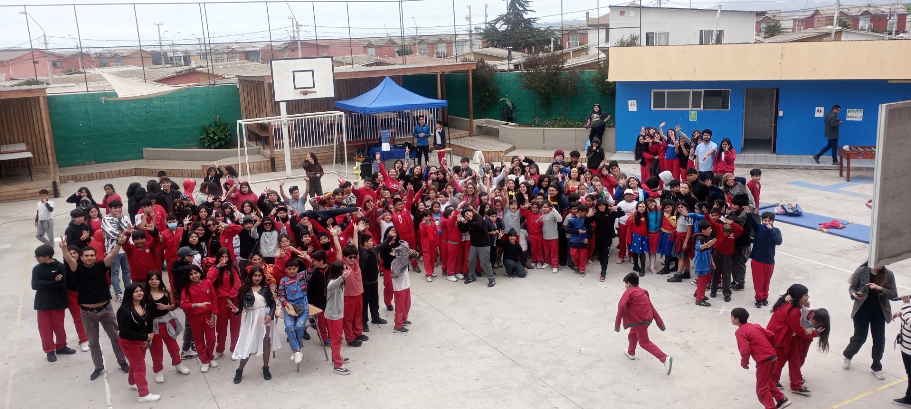 Comunidad escolar completa reunida en el patio del Colegio Rukalaf