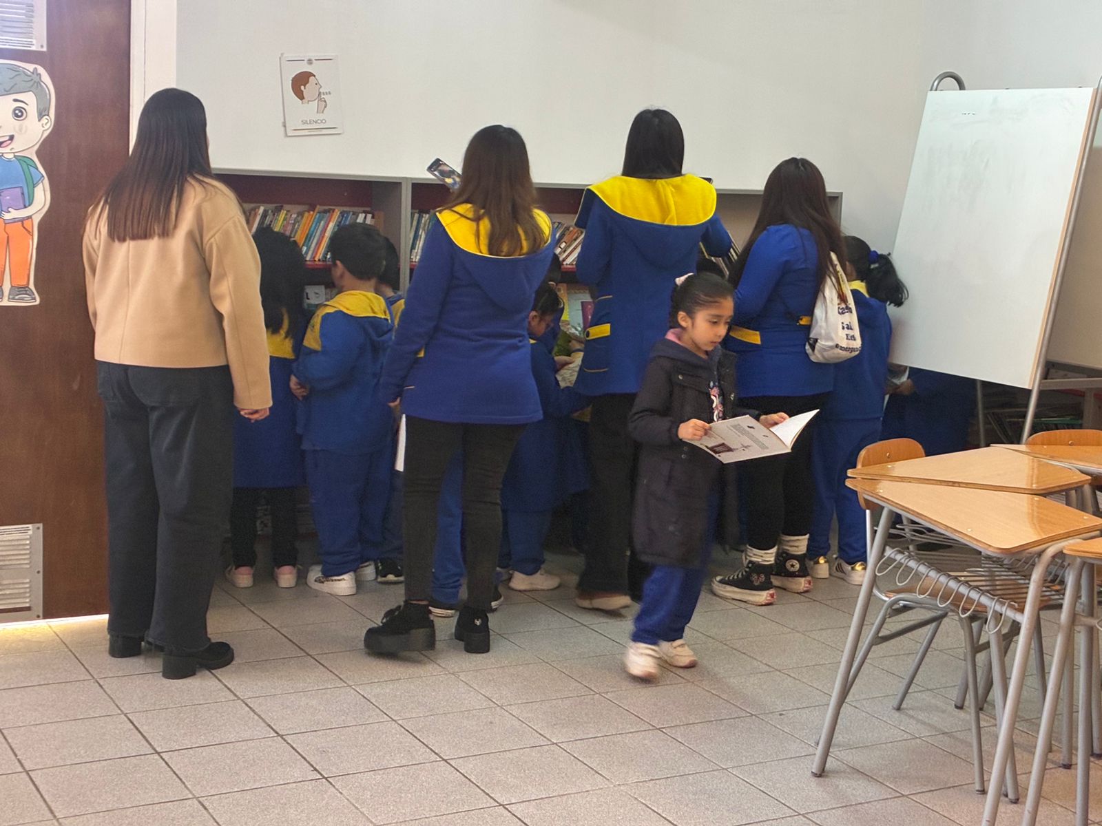 Niños y niñas de jardín infantil conociendo la biblioteca CRA