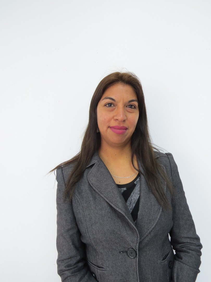 Retrato de Srta. Elizabeth González, equipo de apoyo del Colegio Rukalaf en La Serena