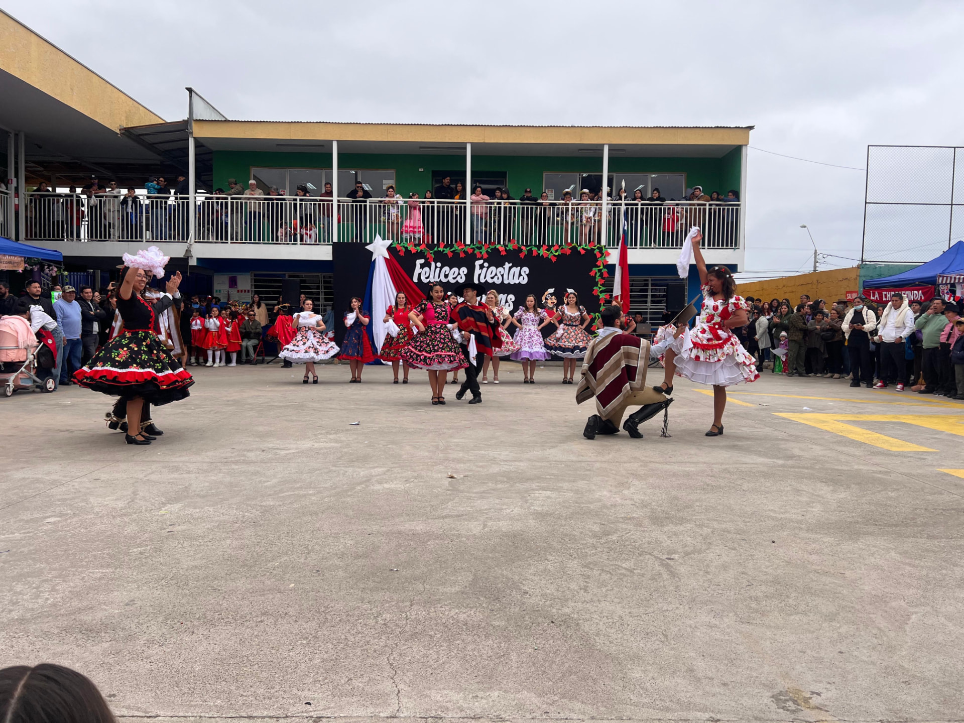 Presentación de cueca frente al escenario de Fiestas Patrias del Colegio Rukalaf