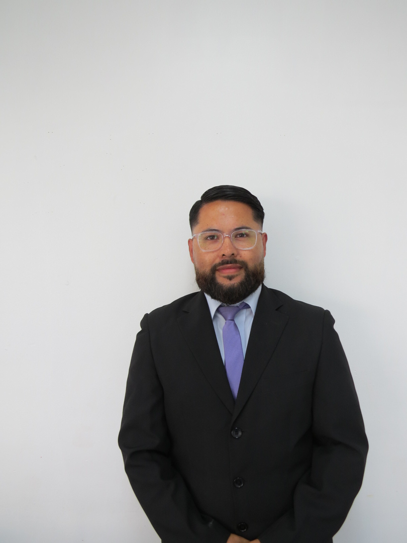 Retrato de Prof. Felipe Cortés, docente del Colegio Rukalaf en La Serena
