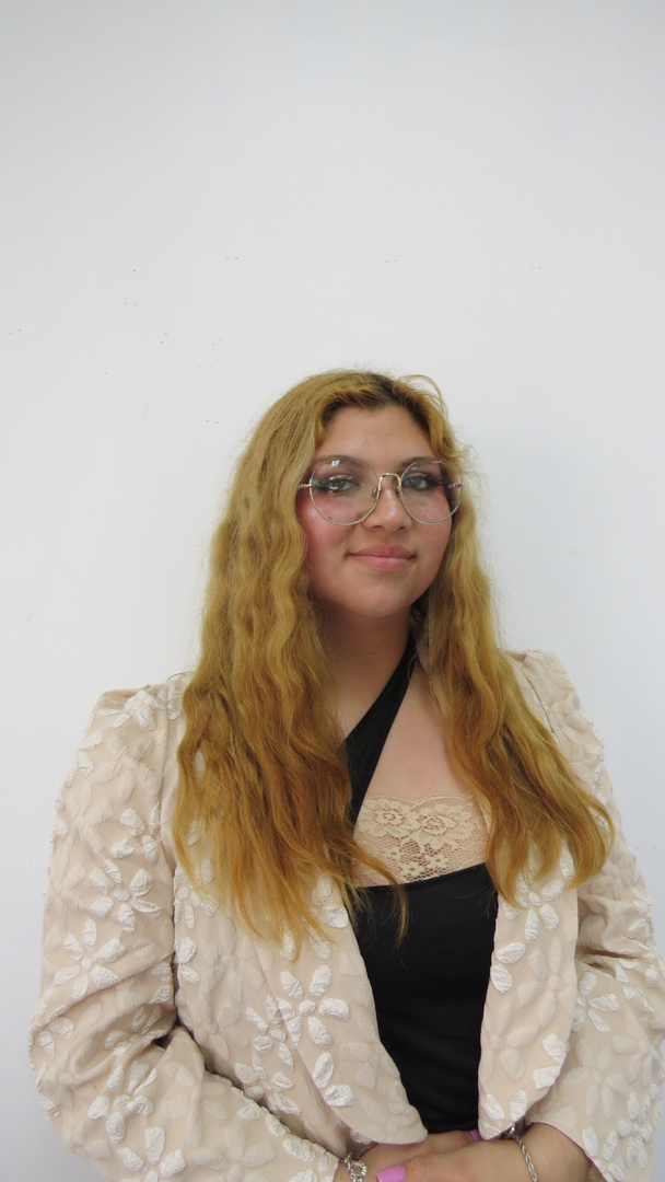 Retrato de Srta. Krishna Pérez, equipo de apoyo del Colegio Rukalaf en La Serena