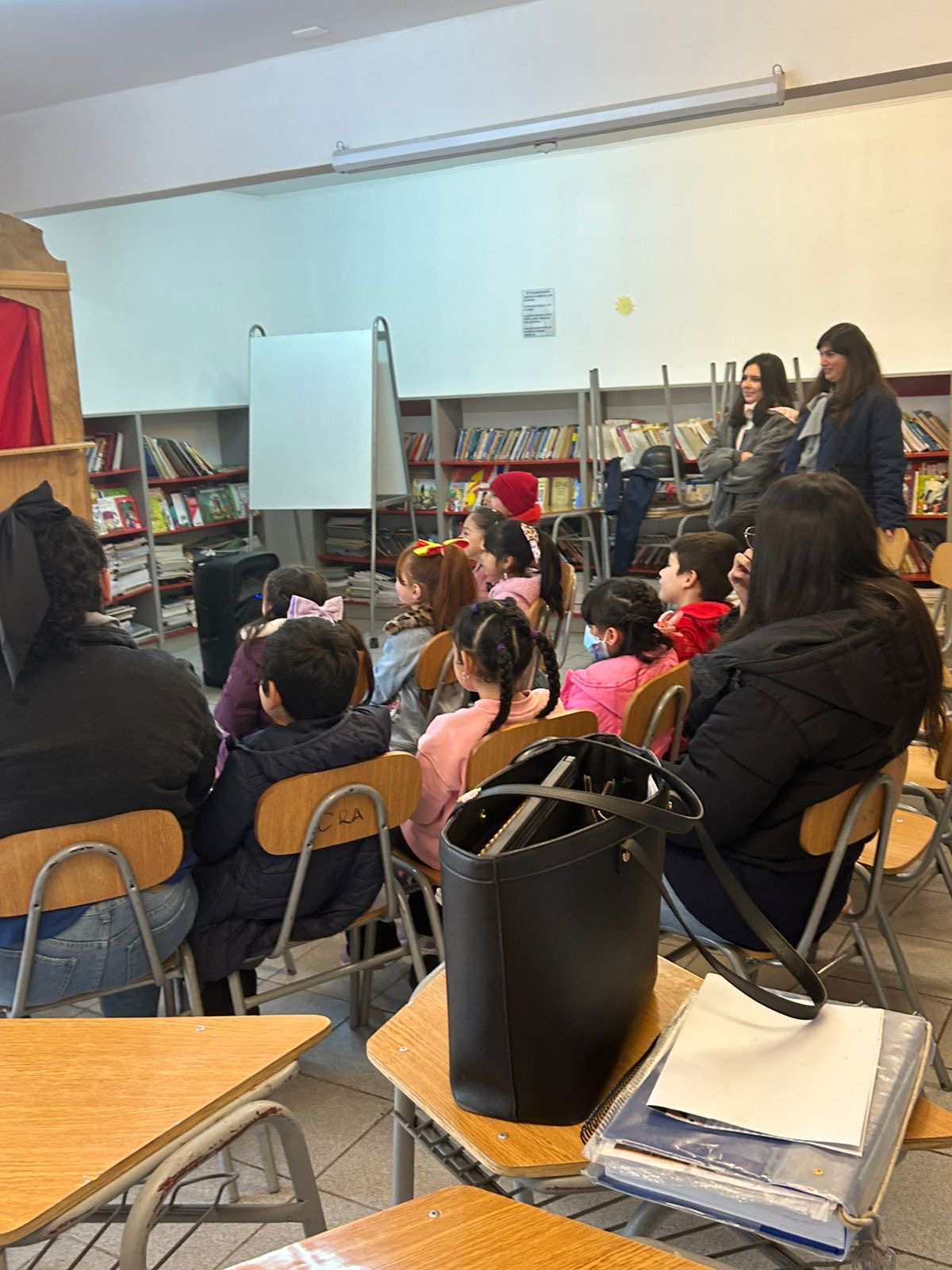 Actividad de fomento lector en la biblioteca CRA del Colegio Rukalaf