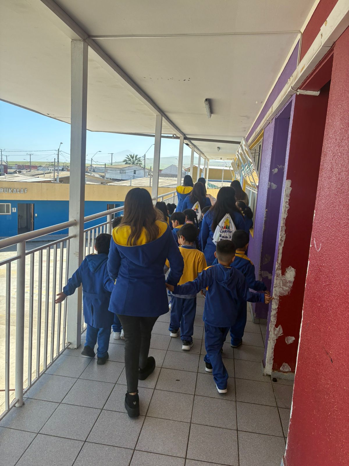 Visita de jardín infantil recorriendo los pasillos del colegio