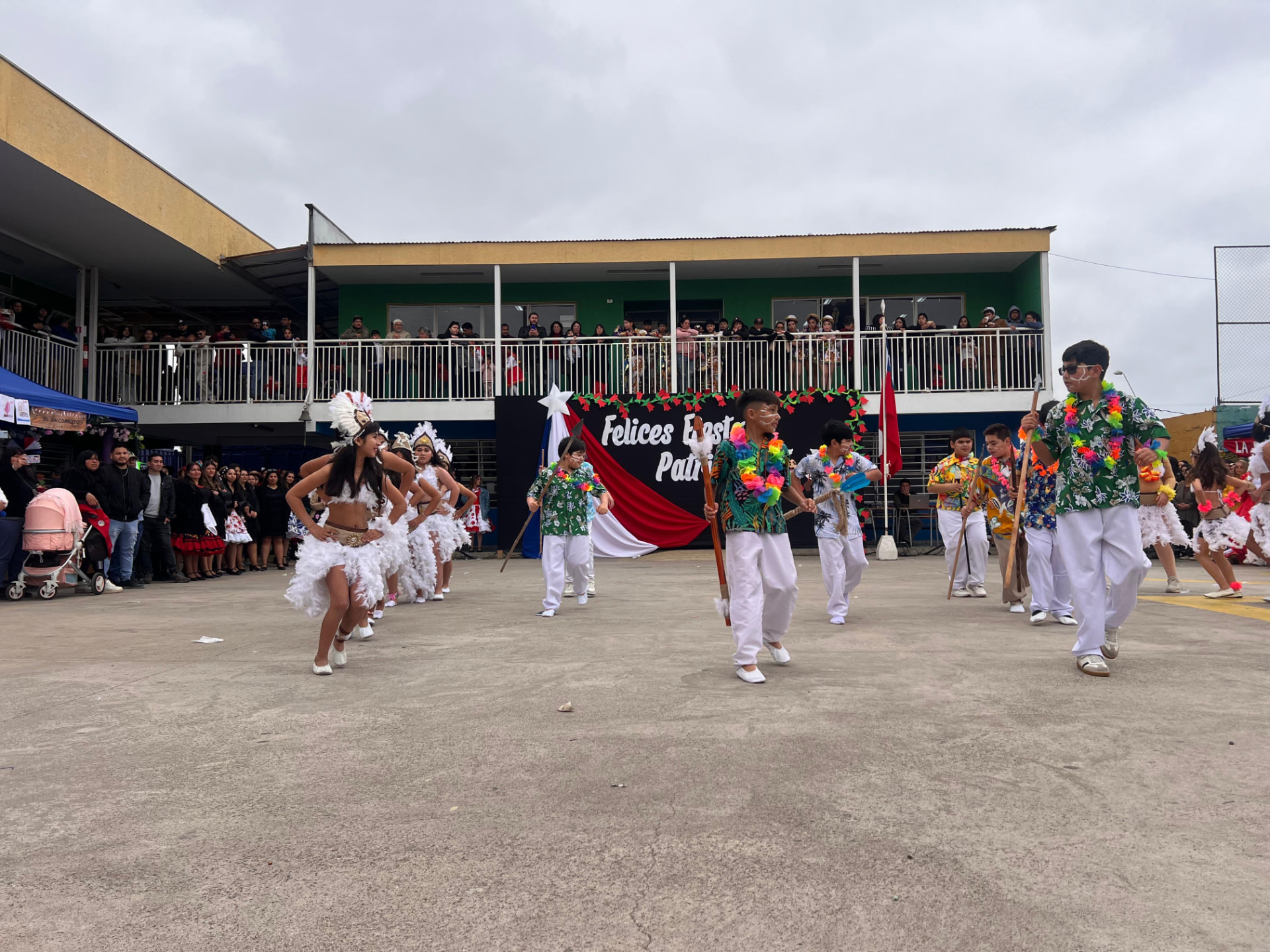 Presentación de danzas por fiestas patrias en el patio del Colegio Rukalaf