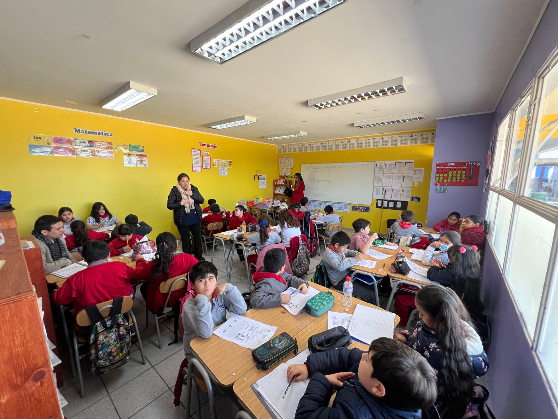 Docente del Colegio Rukalaf realizando clases