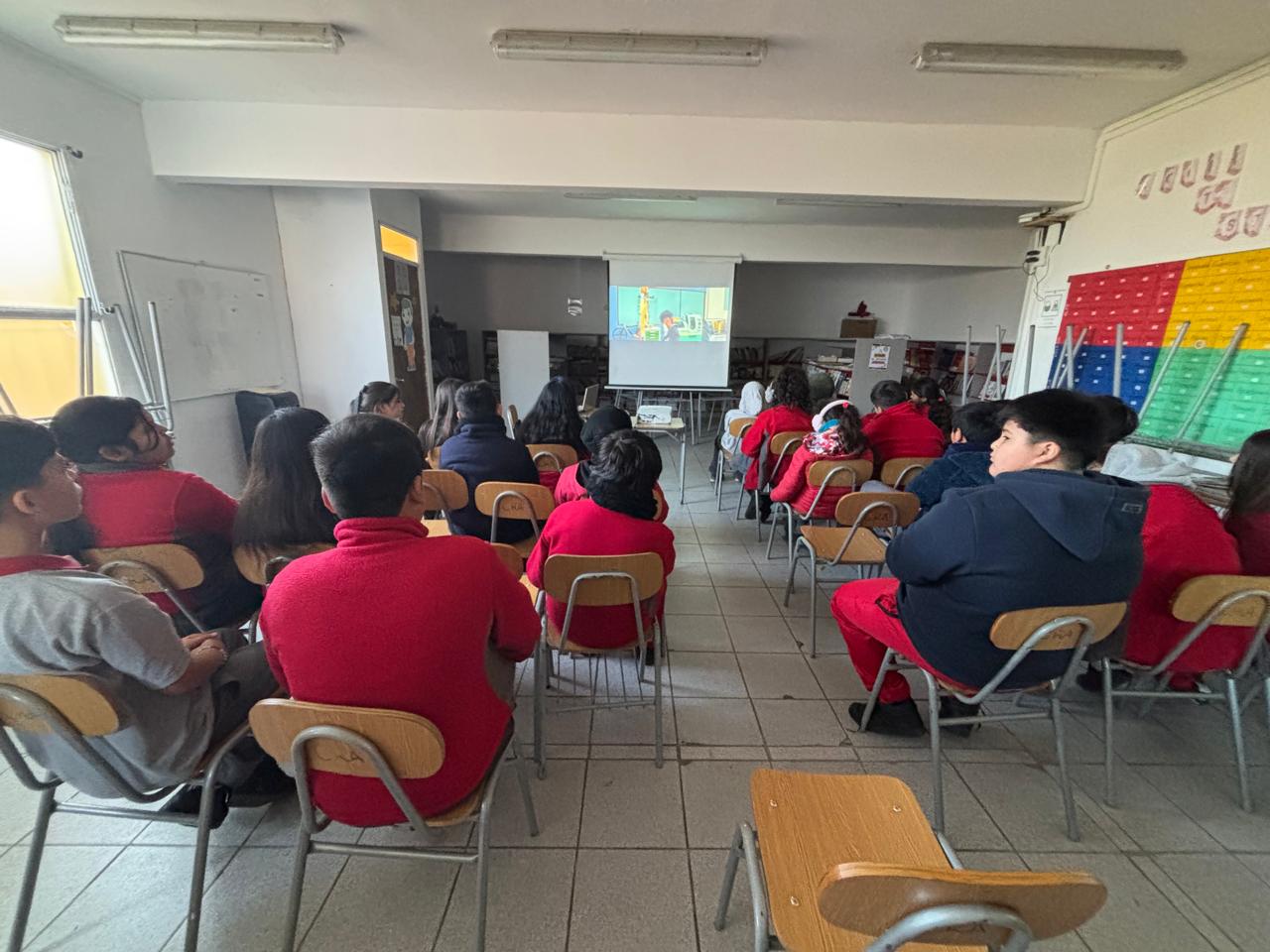 Charla formativa con estudiantes en el Colegio Rukalaf
